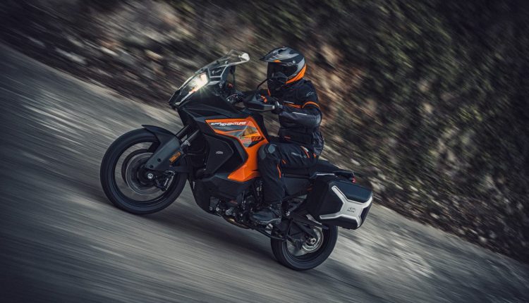KTM 1290 SUPER ADVENTURE S Action 1