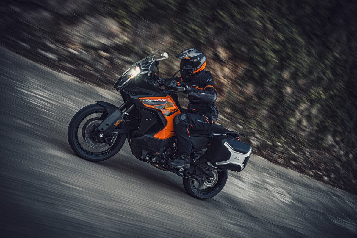 KTM 1290 SUPER ADVENTURE S Action 1