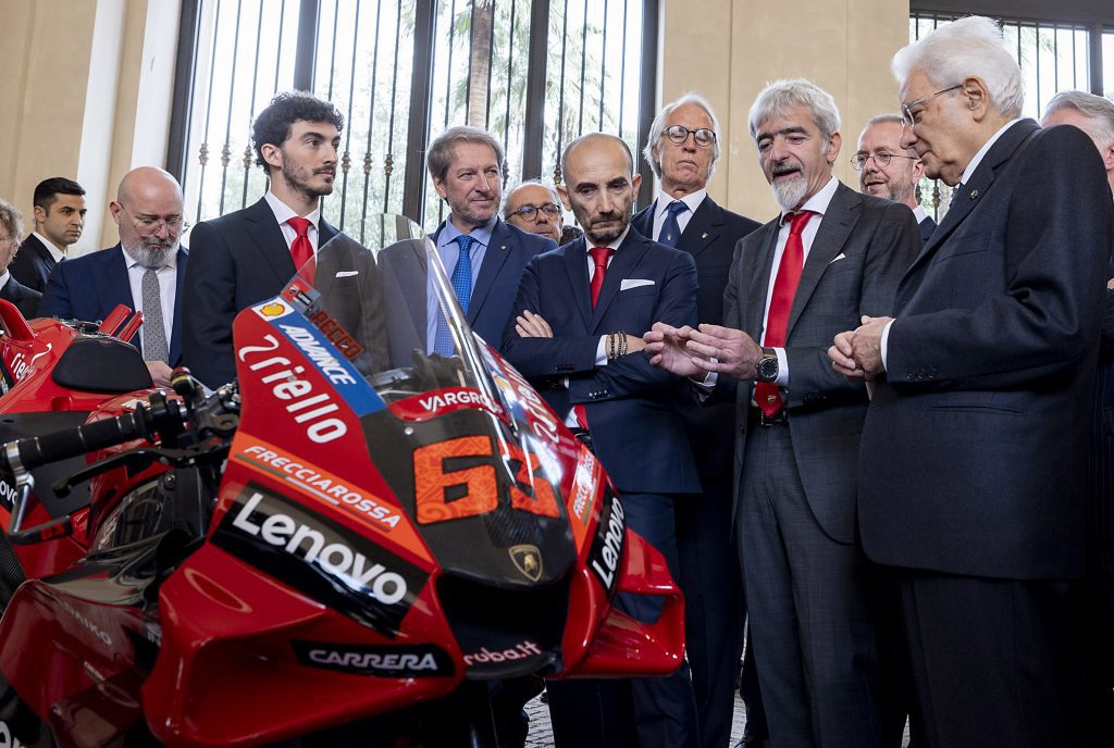 Francesco Bagnaia and a Ducati CONI and FMI delegation at the Quirinale with Sergio Mattarella 03 UC460494