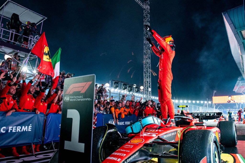 Carlos Sainz celebrando el triunfo con su equipo 
