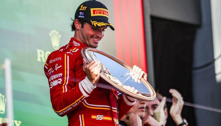 Carlos Sainz recogiendo el premio en el primer cajón del podio