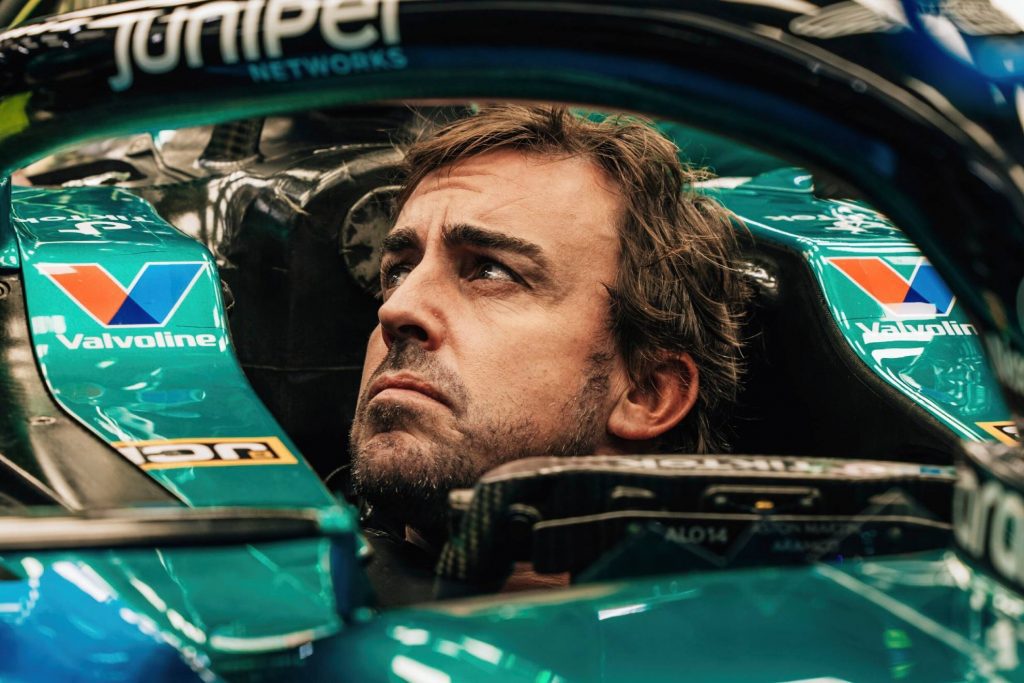 Fernando Alonso dentro de su monoplaza