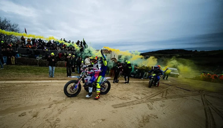 Diogo Moreira celebrando la victoria en el Tavullia Motor Ranch