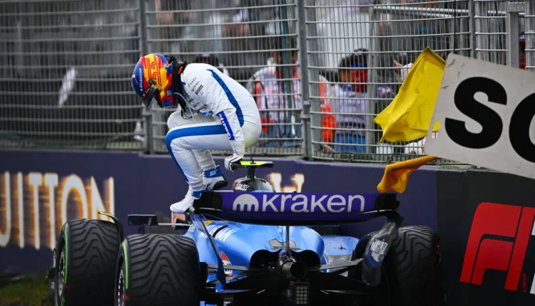 Carlos Sainz abandonando su monoplaza tras el accidente en el GP Australia