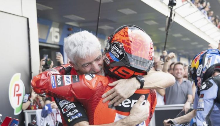 Gigi Dall'Igna y Marc Márquez celebrando la victoria
