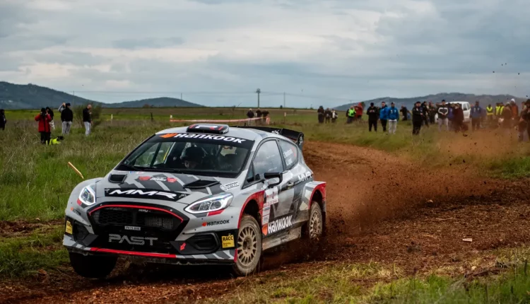 Gil en pleno rally con el Ford Fiesta