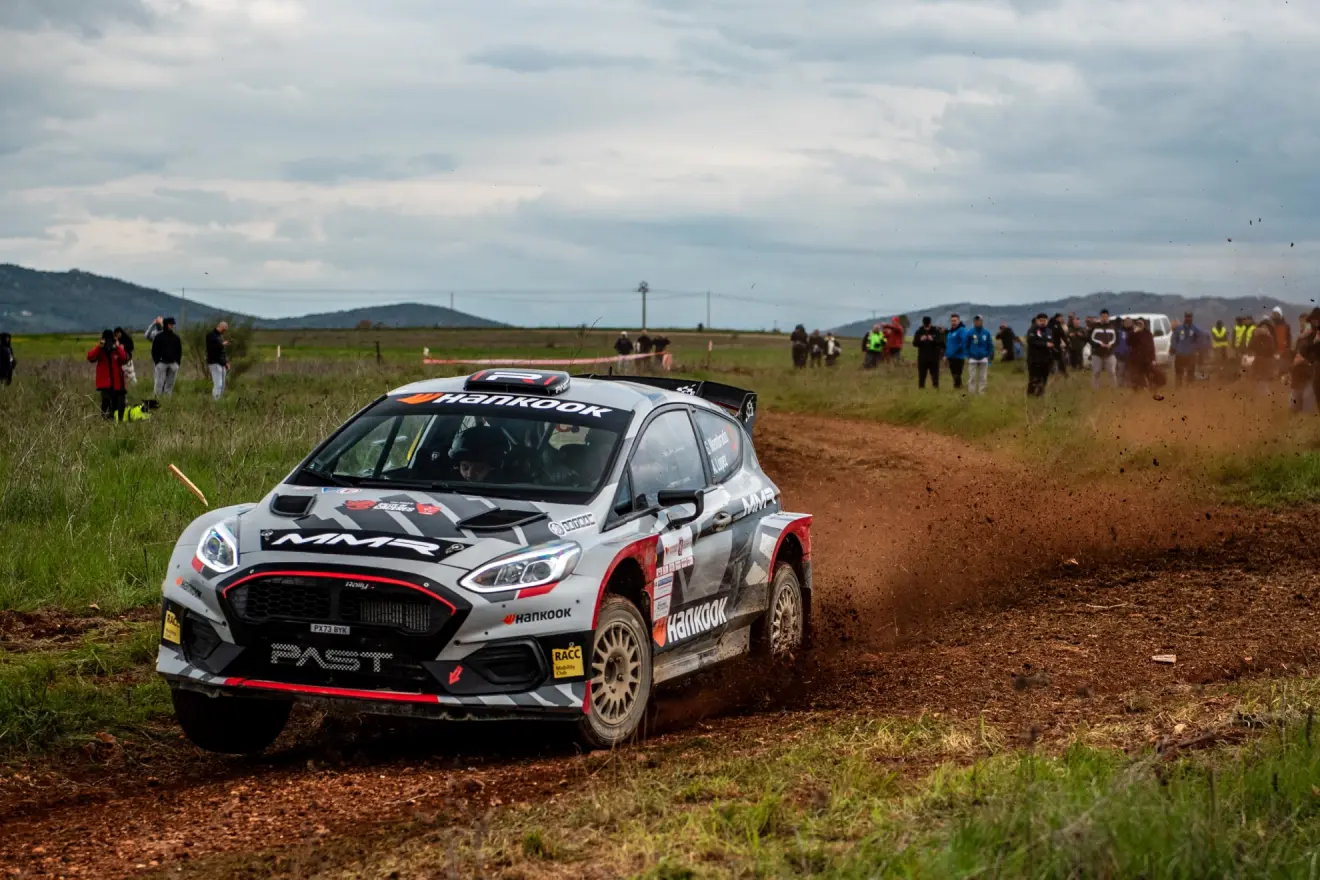 Gil en pleno rally con el Ford Fiesta