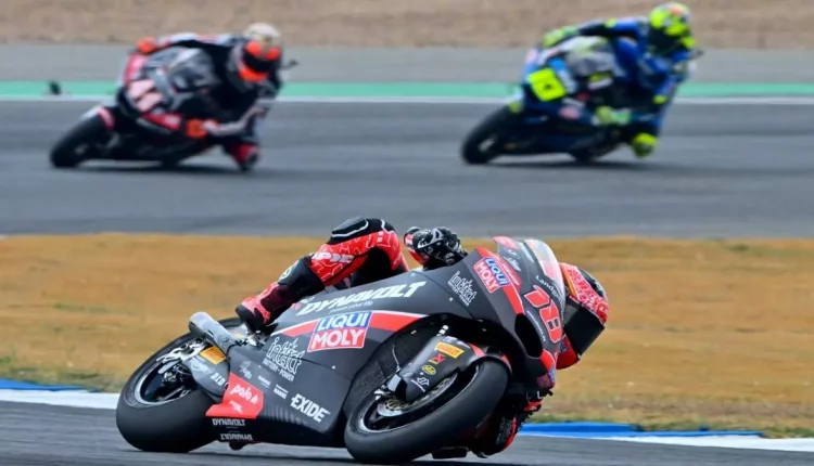 Manuel Gonzalez durante la carrera de Moto2 del GP de Taylandia