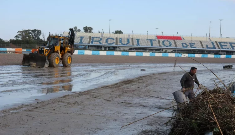 Operarios trabajando en el Circuito de Jerez tras la inundación