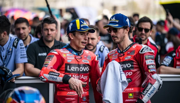 Pecco Bagnaia con Marc Márquez tras la carrera