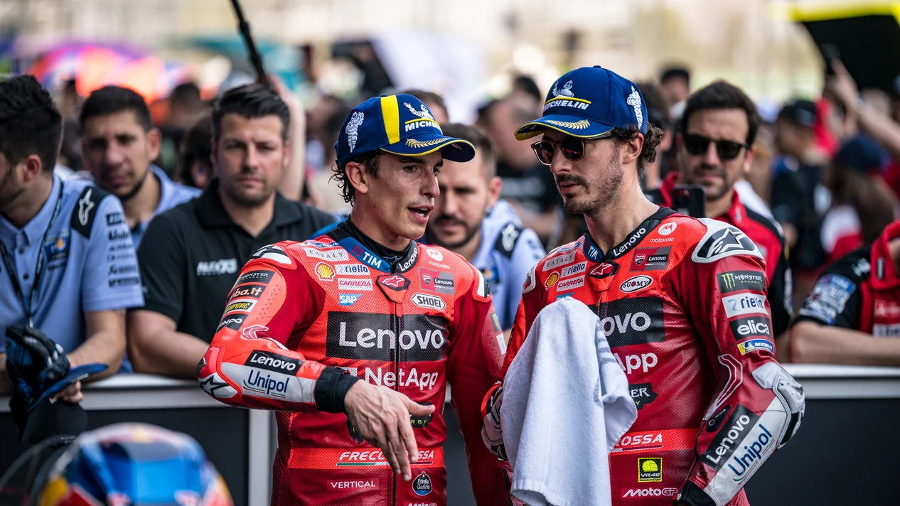 Pecco Bagnaia con Marc Márquez tras la carrera